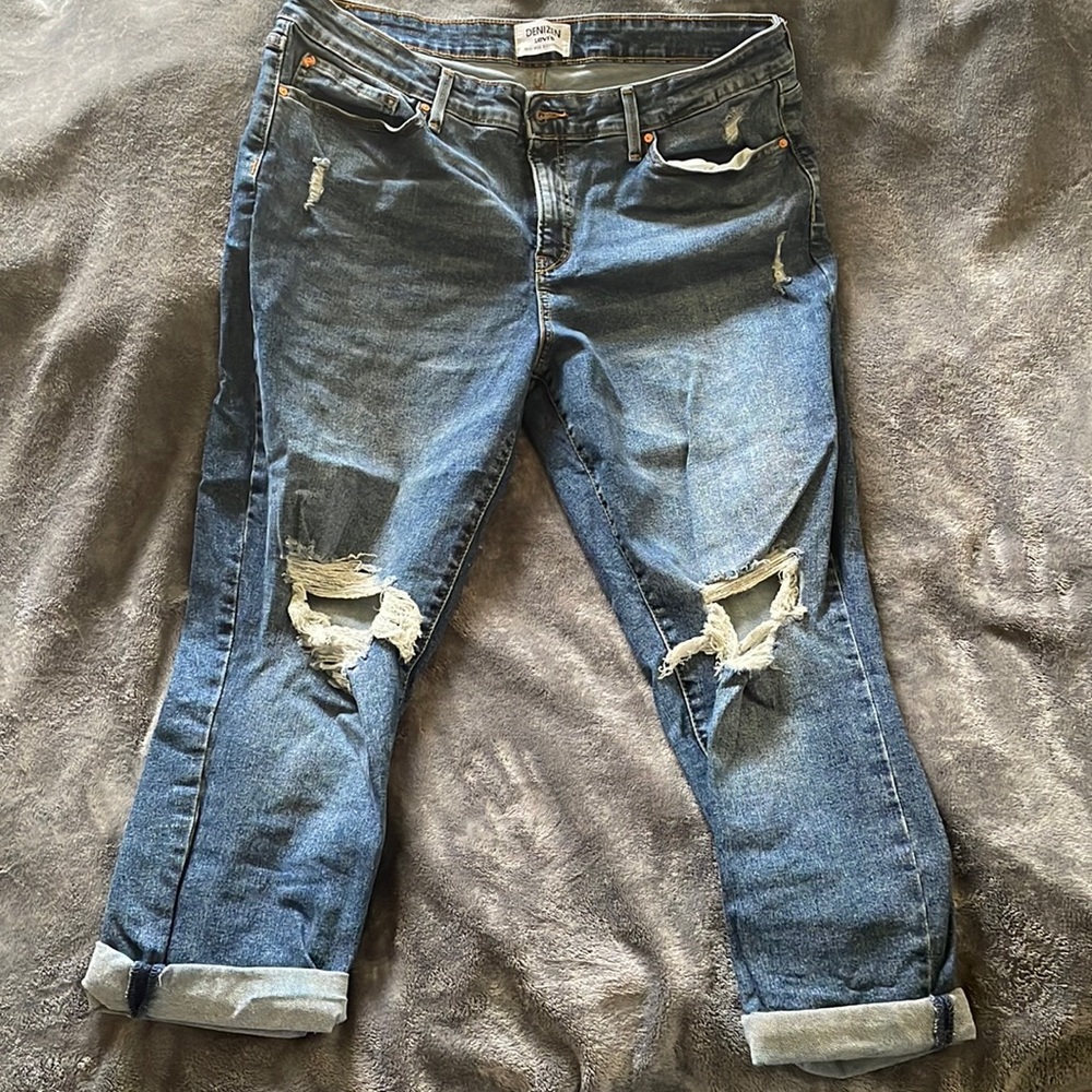 Mid rise boyfriend capri ripped Levi jeans. Size 18W cotton
